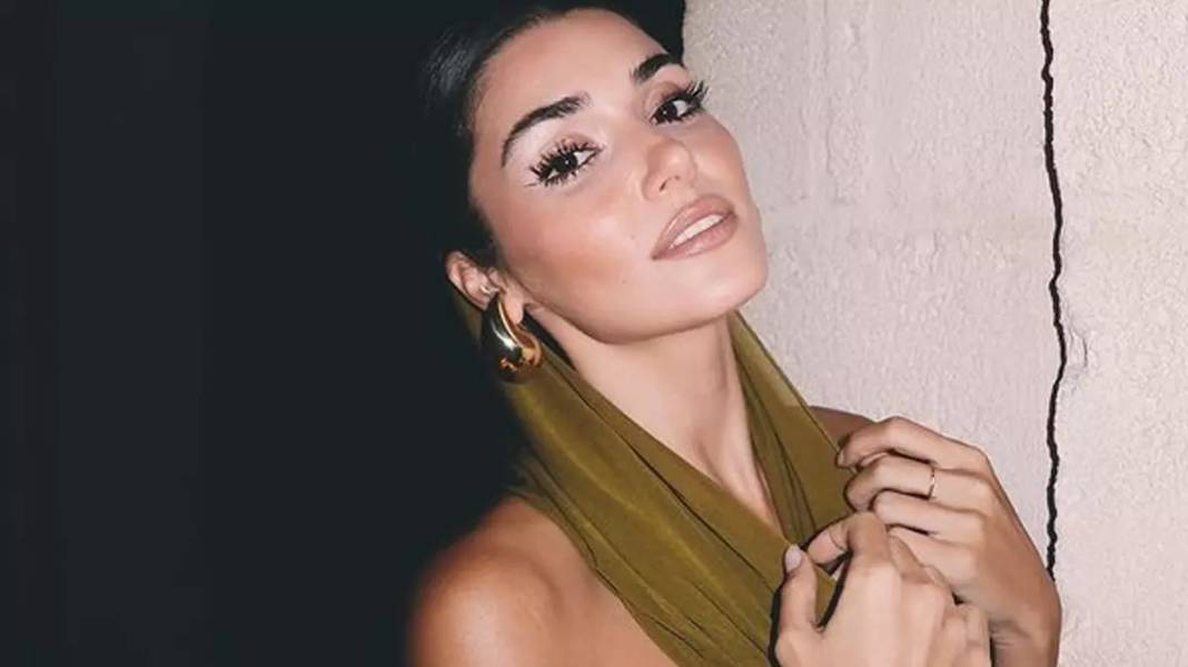 Hande Erçel minibüs pozlarıyla yaktı geçti! Hakan Sabancı'nın lüks arabasında olay pozlar, çizmeli tarzına beğeni yağdı 4